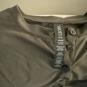 Vuori Avalon Henley Crop - worn twice!